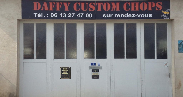 devanture du magasin avec les coordonnées 
