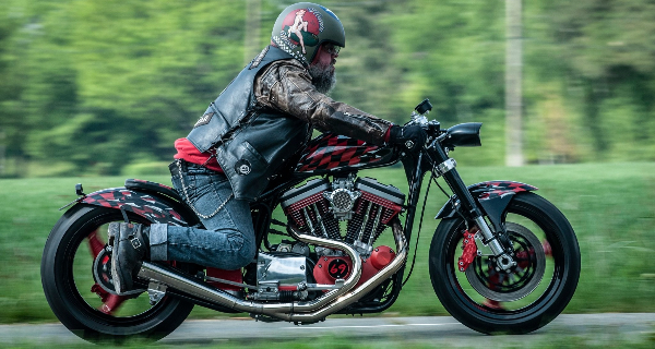 le garagiste avec sa moto de course sur la route